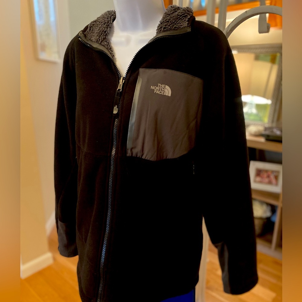 The North Face Youth Boys XL Black Fleece jacket.